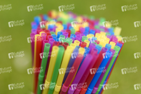 Symbolfoto Wegwerfprodukte aus Plastik