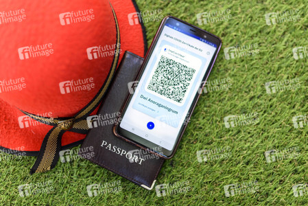 Symbolfoto Digitales Impfzertifikat als Urlaubspass