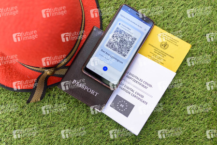 Symbolfoto Digitales Impfzertifikat als Urlaubspass