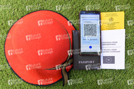 Symbolfoto Digitales Impfzertifikat als Urlaubspass
