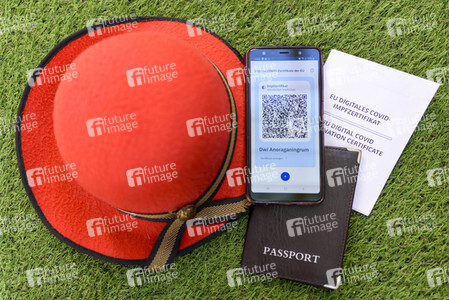 Symbolfoto Digitales Impfzertifikat als Urlaubspass