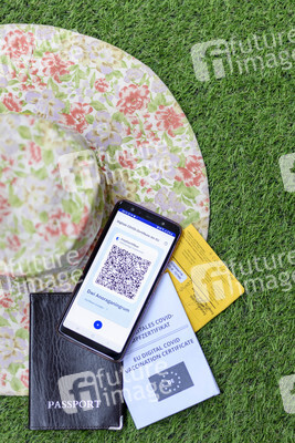 Symbolfoto Digitales Impfzertifikat als Urlaubspass