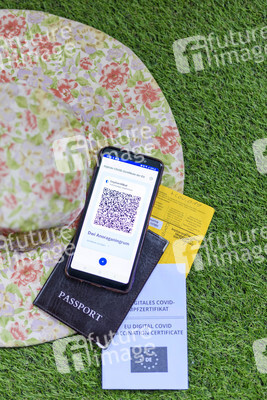Symbolfoto Digitales Impfzertifikat als Urlaubspass