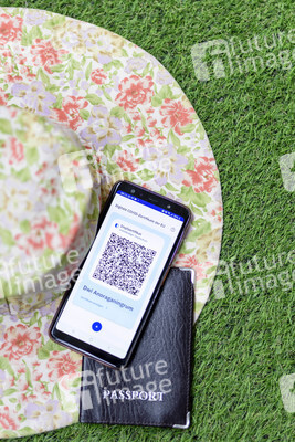 Symbolfoto Digitales Impfzertifikat als Urlaubspass