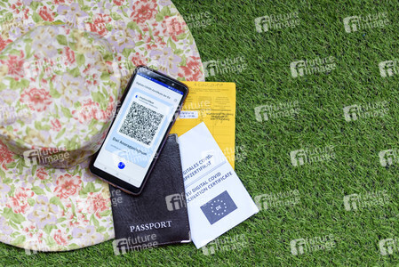 Symbolfoto Digitales Impfzertifikat als Urlaubspass