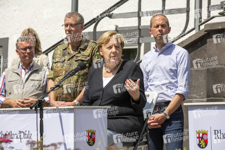 Pressestatement der Bundeskanzelrin nach ihrem Besuch im Hochwassergebiet in Adenau
