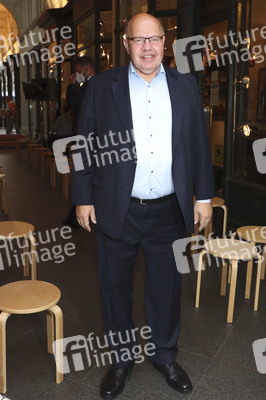 Peter Altmaier besucht Buchhandlung in Hamburg