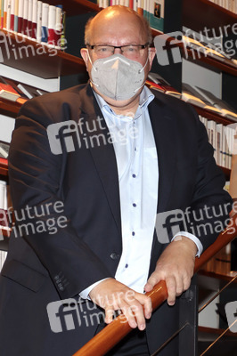 Peter Altmaier besucht Buchhandlung in Hamburg