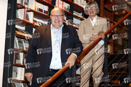 Peter Altmaier besucht Buchhandlung in Hamburg