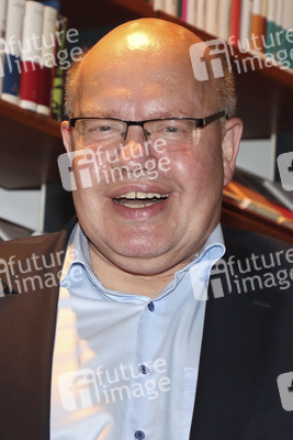 Peter Altmaier besucht Buchhandlung in Hamburg