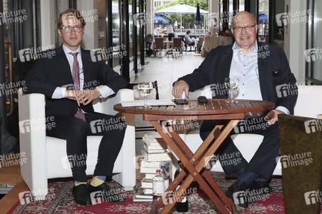 Peter Altmaier besucht Buchhandlung in Hamburg