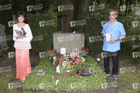 Cornelia Corba besucht das Grab von Alexandra in München
