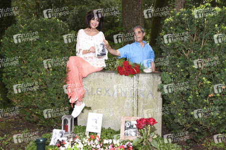 Cornelia Corba besucht das Grab von Alexandra in München
