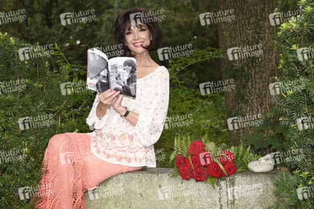 Cornelia Corba besucht das Grab von Alexandra in München