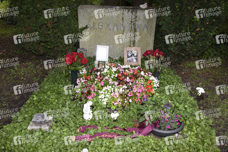 Cornelia Corba besucht das Grab von Alexandra in München