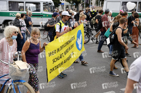 Querdenker-Trauerzug in Gedenken an Sascha in Berlin