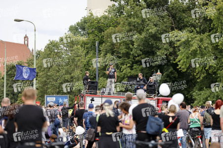 Querdenker-Trauerzug in Gedenken an Sascha in Berlin