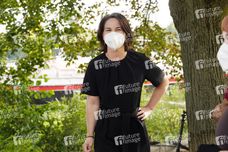 Olaf Scholz und Annalena Baerbock bei der Veranstaltung 'Frauen Stimmen Gewinnen' in Potsdam