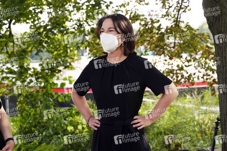 Olaf Scholz und Annalena Baerbock bei der Veranstaltung 'Frauen Stimmen Gewinnen' in Potsdam