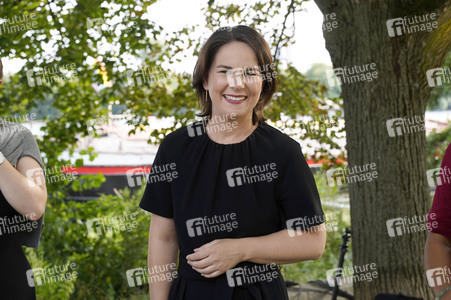 Olaf Scholz und Annalena Baerbock bei der Veranstaltung 'Frauen Stimmen Gewinnen' in Potsdam