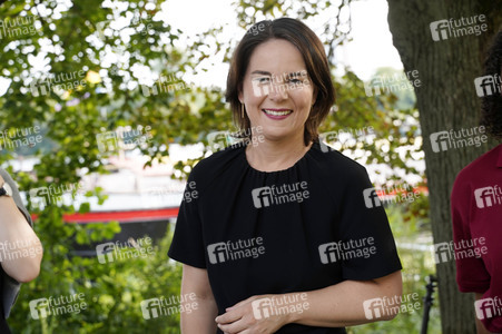 Olaf Scholz und Annalena Baerbock bei der Veranstaltung 'Frauen Stimmen Gewinnen' in Potsdam