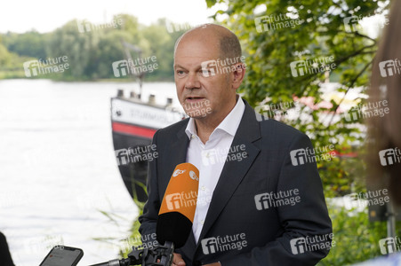 Olaf Scholz und Annalena Baerbock bei der Veranstaltung 'Frauen Stimmen Gewinnen' in Potsdam