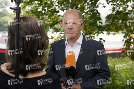 Olaf Scholz und Annalena Baerbock bei der Veranstaltung 'Frauen Stimmen Gewinnen' in Potsdam