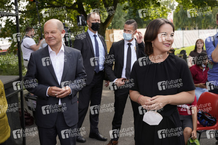 Olaf Scholz und Annalena Baerbock bei der Veranstaltung 'Frauen Stimmen Gewinnen' in Potsdam
