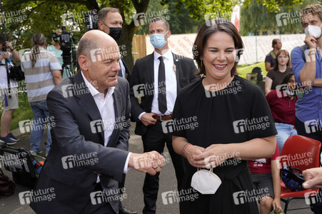 Olaf Scholz und Annalena Baerbock bei der Veranstaltung 'Frauen Stimmen Gewinnen' in Potsdam