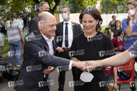 Olaf Scholz und Annalena Baerbock bei der Veranstaltung 'Frauen Stimmen Gewinnen' in Potsdam