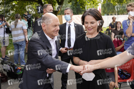Olaf Scholz und Annalena Baerbock bei der Veranstaltung 'Frauen Stimmen Gewinnen' in Potsdam