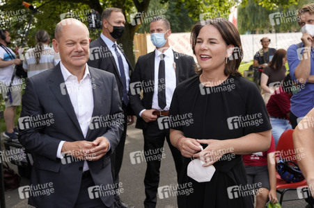 Olaf Scholz und Annalena Baerbock bei der Veranstaltung 'Frauen Stimmen Gewinnen' in Potsdam