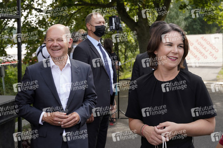 Olaf Scholz und Annalena Baerbock bei der Veranstaltung 'Frauen Stimmen Gewinnen' in Potsdam