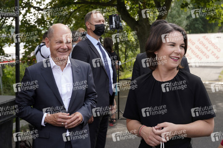Olaf Scholz und Annalena Baerbock bei der Veranstaltung 'Frauen Stimmen Gewinnen' in Potsdam