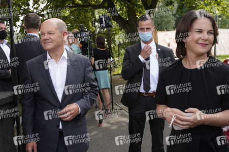 Olaf Scholz und Annalena Baerbock bei der Veranstaltung 'Frauen Stimmen Gewinnen' in Potsdam