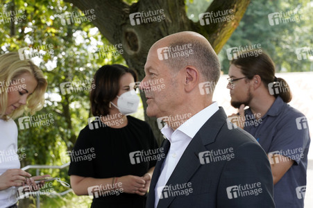 Olaf Scholz und Annalena Baerbock bei der Veranstaltung 'Frauen Stimmen Gewinnen' in Potsdam