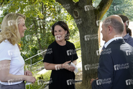 Olaf Scholz und Annalena Baerbock bei der Veranstaltung 'Frauen Stimmen Gewinnen' in Potsdam