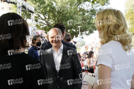 Olaf Scholz und Annalena Baerbock bei der Veranstaltung 'Frauen Stimmen Gewinnen' in Potsdam