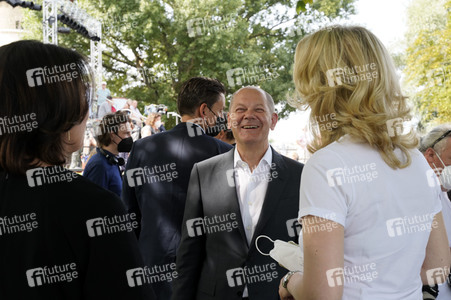 Olaf Scholz und Annalena Baerbock bei der Veranstaltung 'Frauen Stimmen Gewinnen' in Potsdam