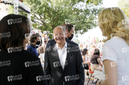 Olaf Scholz und Annalena Baerbock bei der Veranstaltung 'Frauen Stimmen Gewinnen' in Potsdam