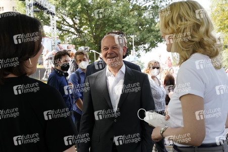 Olaf Scholz und Annalena Baerbock bei der Veranstaltung 'Frauen Stimmen Gewinnen' in Potsdam