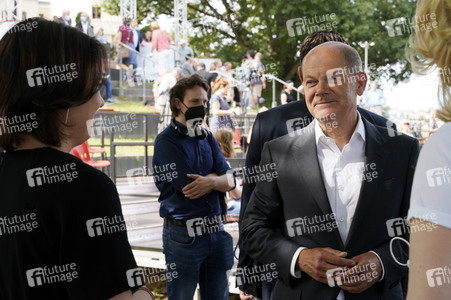 Olaf Scholz und Annalena Baerbock bei der Veranstaltung 'Frauen Stimmen Gewinnen' in Potsdam