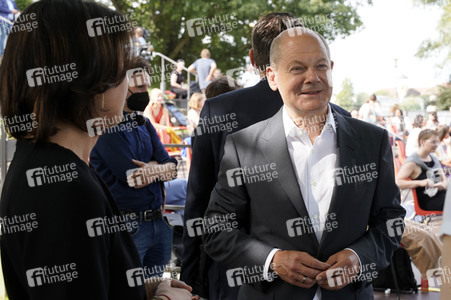 Olaf Scholz und Annalena Baerbock bei der Veranstaltung 'Frauen Stimmen Gewinnen' in Potsdam