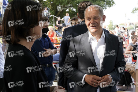 Olaf Scholz und Annalena Baerbock bei der Veranstaltung 'Frauen Stimmen Gewinnen' in Potsdam