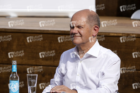 Olaf Scholz und Annalena Baerbock bei der Veranstaltung 'Frauen Stimmen Gewinnen' in Potsdam