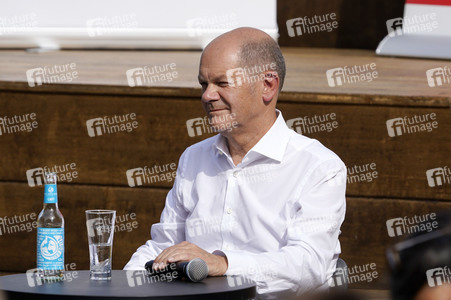 Olaf Scholz und Annalena Baerbock bei der Veranstaltung 'Frauen Stimmen Gewinnen' in Potsdam
