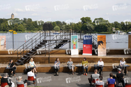 Olaf Scholz und Annalena Baerbock bei der Veranstaltung 'Frauen Stimmen Gewinnen' in Potsdam