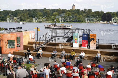 Olaf Scholz und Annalena Baerbock bei der Veranstaltung 'Frauen Stimmen Gewinnen' in Potsdam