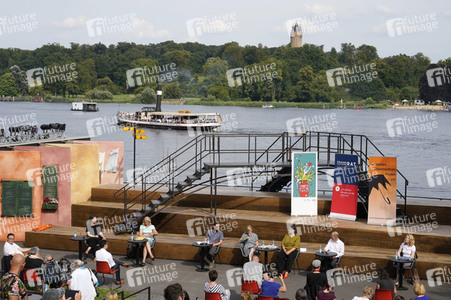 Olaf Scholz und Annalena Baerbock bei der Veranstaltung 'Frauen Stimmen Gewinnen' in Potsdam