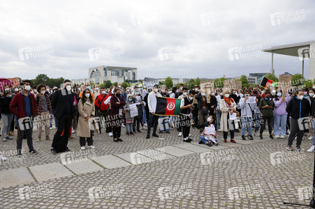 Kundgebung 'Luftbrücke jetzt! Schafft sichere Fluchtwege aus Afghanistan!' in Berlin